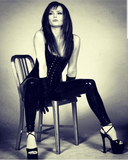 Dina Meyer feet photo thumbnail