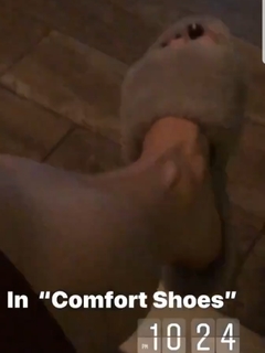 Dina Meyer feet photo thumbnail