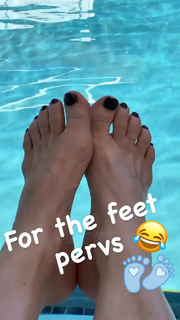 Dina Meyer feet photo thumbnail