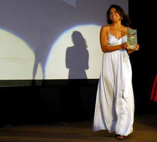 Dira Paes feet photo thumbnail