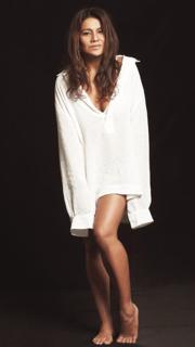 Dira Paes feet photo thumbnail