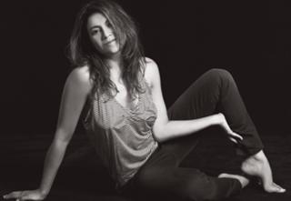 Dira Paes feet photo thumbnail