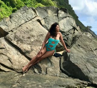 Dira Paes feet photo thumbnail