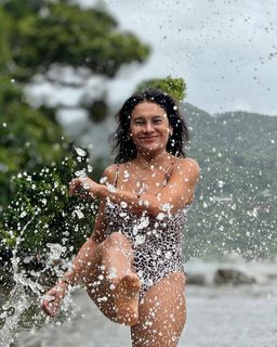 Dira Paes feet photo thumbnail