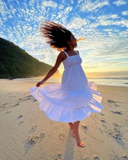 Dira Paes feet photo thumbnail