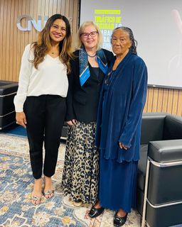 Dira Paes feet photo thumbnail