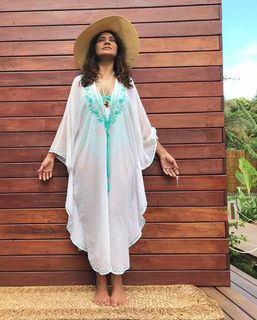 Dira Paes feet photo thumbnail