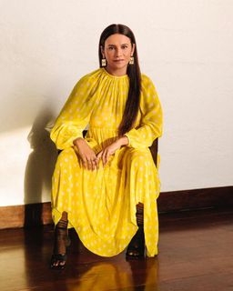 Dira Paes feet photo thumbnail