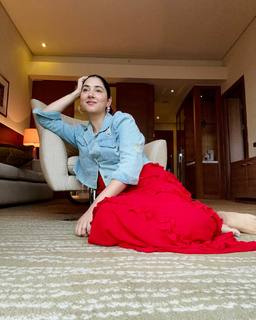 Disha Parmar feet photo 11