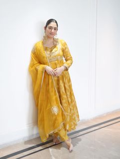 Disha Parmar feet photo 9