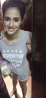 Disha Patani feet photo thumbnail