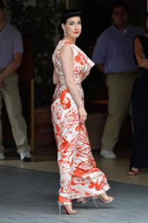 Dita Von Teese feet photo thumbnail