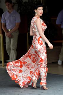 Dita Von Teese feet photo thumbnail