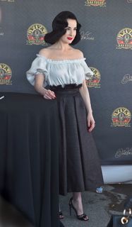 Dita Von Teese feet photo thumbnail