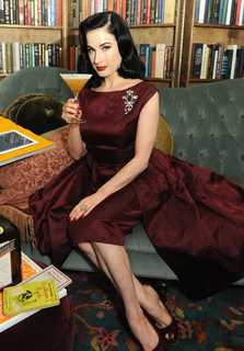 Dita Von Teese feet photo thumbnail