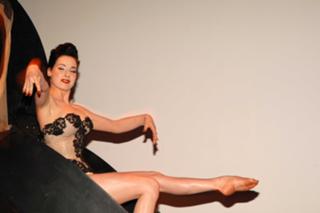 Dita Von Teese feet photo thumbnail