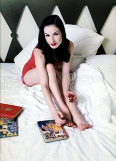 Dita Von Teese feet photo thumbnail