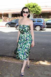 Dita Von Teese feet photo thumbnail