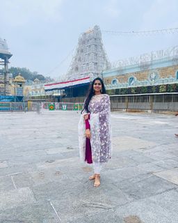 Divi Vadthya feet photo 1
