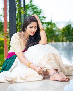 Divi Vadthya feet photo 17