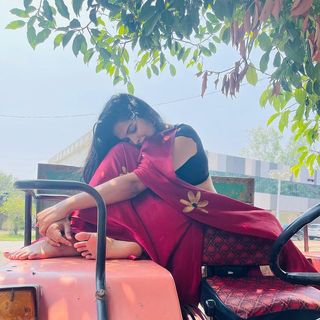 Divi Vadthya feet photo 5