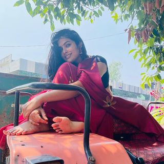 Divi Vadthya feet photo 4