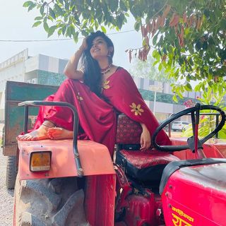 Divi Vadthya feet photo 4