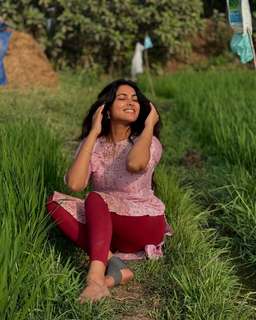 Divi Vadthya feet photo 14