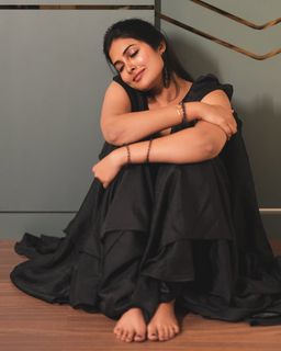 Divi Vadthya feet photo 10