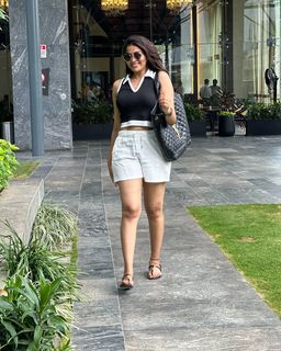 Divi Vadthya feet photo 5