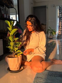 Divi Vadthya feet photo 2