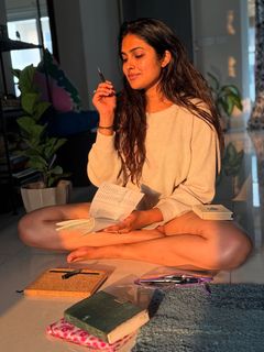 Divi Vadthya feet photo 1