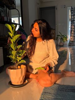 Divi Vadthya feet photo 20