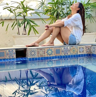Divya Agarwal feet photo 15