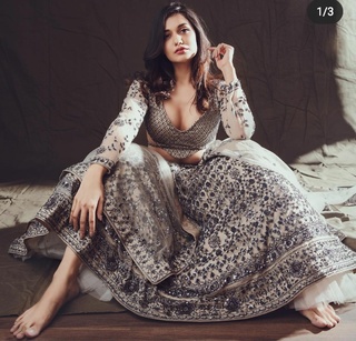 Divya Agarwal feet photo 11