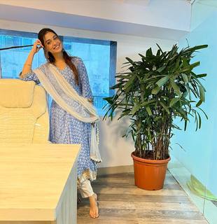 Divya Agarwal feet photo 2