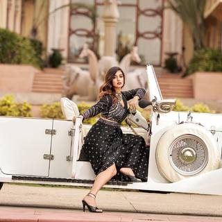 Divya Agarwal feet photo 18