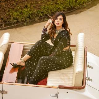 Divya Agarwal feet photo 17