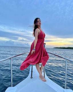 Divya Agarwal feet photo 14