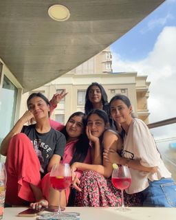 Divya Agarwal feet photo 13