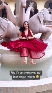 Divya Agarwal feet photo 5