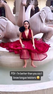 Divya Agarwal feet photo 17