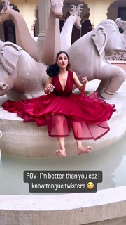 Divya Agarwal feet photo 15