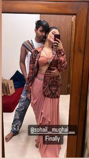 Divya Agarwal feet photo 11