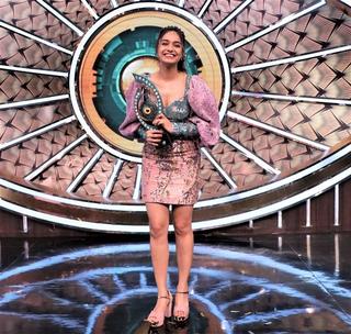 Divya Agarwal feet photo 19
