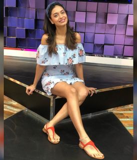 Divya Agarwal feet photo 15