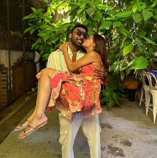 Divya Agarwal feet photo 18