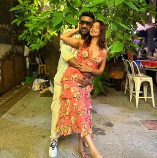 Divya Agarwal feet photo 17