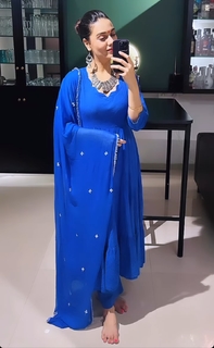 Divya Agarwal feet photo 19