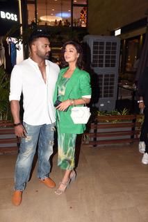 Divya Agarwal feet photo 18